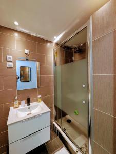 Ένα μπάνιο στο Chic and comfortable Appart near Paris +20 φωτογραφίες