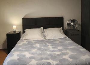 Postel nebo postele na pokoji v ubytování Ma chambre en Lozère, independante & patio "Tata Gene"