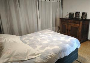 Postel nebo postele na pokoji v ubytování Ma chambre en Lozère, independante & patio "Tata Gene"