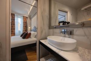Posteľ alebo postele v izbe v ubytovaní Torre Argentina Relais - Residenze di Charme