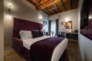 Posteľ alebo postele v izbe v ubytovaní Torre Argentina Relais - Residenze di Charme