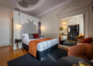 Posteľ alebo postele v izbe v ubytovaní Torre Argentina Relais - Residenze di Charme