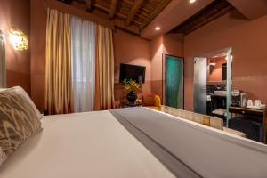 Posteľ alebo postele v izbe v ubytovaní Torre Argentina Relais - Residenze di Charme