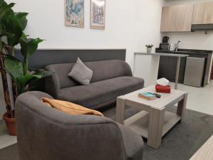 Kuchyň nebo kuchyňský kout v ubytování Shade Suites & Studios