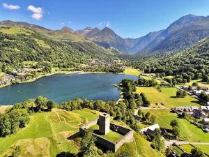 una vista aerea di un lago con montagne sullo sfondo di Duplex rénové 6 pers avec vue sur lac à Loudenvielle - FR-1-695-72 a Loudenvielle