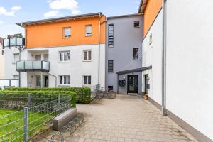 a group of buildings with benches in a courtyard at Nexstay Design Wohnung mit Loggia und Parkplatz in Neumarkt in der Oberpfalz