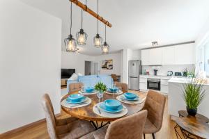 a dining room and kitchen with a table and chairs at Nexstay Design Wohnung mit Loggia und Parkplatz in Neumarkt in der Oberpfalz