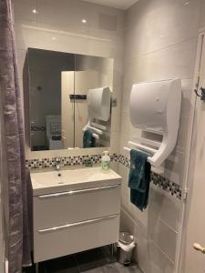 a bathroom with a sink and a mirror at D-Day Cottage La Maove in Grandcamp-Maisy