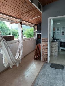 eine Küche mit Balkon mit Holzdecke in der Unterkunft Maresias chalé in Maresias