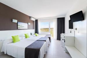 Postel nebo postele na pokoji v ubytování Hotel Don Miguel Playa + 37 fotografií