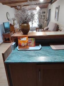 Un mostrador de cocina con una caja de café encima. en Gîte du val d Eygues, en Sahune 4 fotos más