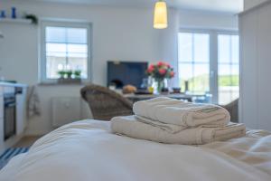 Postel nebo postele na pokoji v ubytování fewo1846 Strandresidenz Wassersleben - HolidayWassersleben App 648