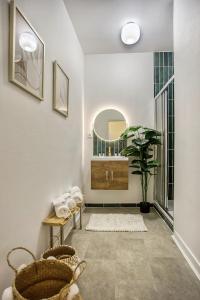 a bathroom with a sink and a mirror at La suite végétale, spacieuse et hyper centre in Angoulême