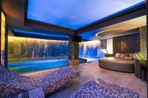 una habitación con piscina y bañera en Tsarevets Boutique Hotel & SPA, en Veliko Tŭrnovo