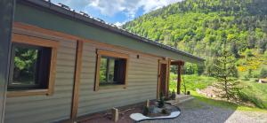 eine Hütte mit Blick auf einen Berg in der Unterkunft Chalet au calme in La Bresse