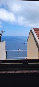 Vista generica sul mare o vista sul mare dall'interno dell'affittacamere