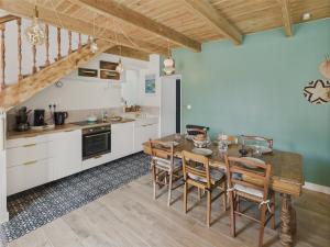Kuchyňa alebo kuchynka v ubytovaní Maison pour 4 classée 3 étoiles - Terrasse - Guilvinec