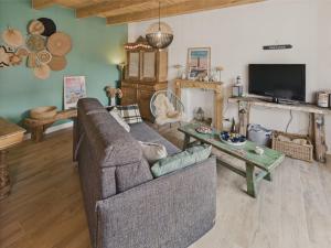 Televízia a/alebo spoločenská miestnosť v ubytovaní Maison pour 4 classée 3 étoiles - Terrasse - Guilvinec