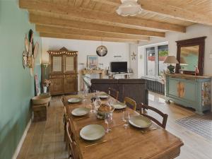 Kuchyňa alebo kuchynka v ubytovaní Maison pour 4 classée 3 étoiles - Terrasse - Guilvinec