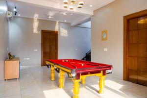 einem Billardtisch in der Mitte eines Zimmers in der Unterkunft ELIVAAS 3 BHK Amber Villa With Pvt Pool, Game Room & Studio Rooms in Dhauj
