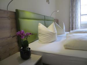 Postel nebo postele na pokoji v ubytování Landhotel St. Florian