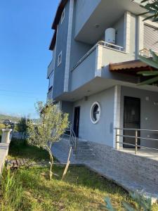 Το κτήριο όπου στεγάζεται  η παραθεριστική κατοικία