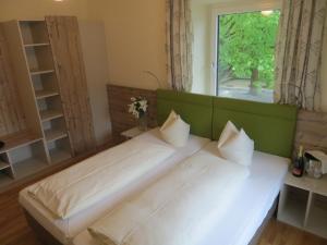 Postel nebo postele na pokoji v ubytování Landhotel St. Florian
