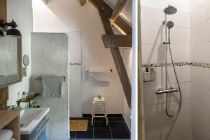une salle de bain avec douche et lavabo dans l'établissement La Cour Souveraine - Chambre d'hôtes Le Cap, à Mosles 30 autres photos