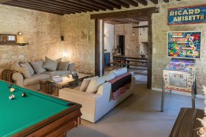 un salon avec une table de billard et une chambre avec une table de billard dans l'établissement La Cour Souveraine - Chambre d'hôtes Le Cap, à Mosles