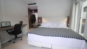 Postel nebo postele na pokoji v ubytování Hotel Ciudadela Pamplona