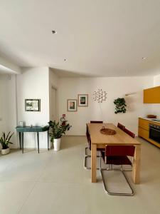 a living room with a wooden table and chairs at Casita in Santo Spirito