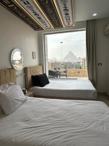 Voodi või voodid majutusasutuse Linda Pyramids view toas