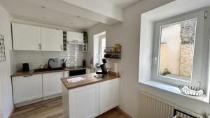 Η κουζίνα ή μικρή κουζίνα στο La Petite Maison – Charme & confort à deux pas de la mer +2 φωτογραφίες