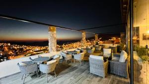 un balcone con tavoli e sedie e vista sulla città di Tetra Tree Hotel 1 a Wadi Musa