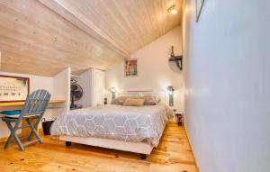 sypialnia z łóżkiem i drewnianym sufitem w obiekcie Maison confortable à Les Lèches avec jardin et terrasse w mieście Les Lèches