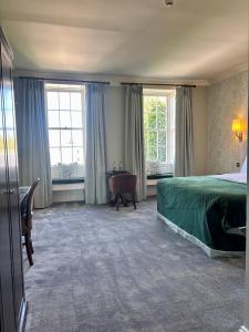 Posteľ alebo postele v izbe v ubytovaní Baileys Hotel Cashel