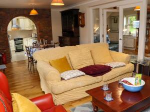 Kilcash Castle Cottage في Kilcash: غرفة معيشة مع أريكة وطاولة