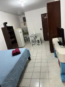 a bedroom with a bed and a desk with a computer at Um quarto completo in João Pessoa