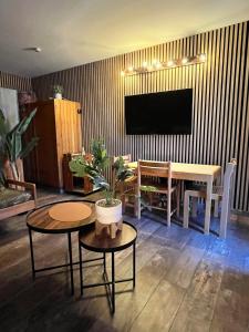 TV a/nebo společenská místnost v ubytování Studio familial, chaleureux, pied des pistes, 5e étage, côté calme + 6 fotografií