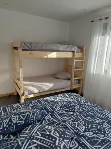 a bedroom with two bunk beds and a bed at Appartement Verchaix 5min de Samoens Vallée Giffre in Verchaix