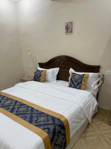 Ένα ή περισσότερα κρεβάτια σε δωμάτιο στο فندق اللقاء الذهبي