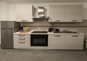 een keuken met een spoelbak en een fornuis bij Totò's GreenVillage in Monterotondo