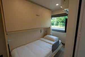 Llit o llits en una habitació de Train Pod at one-north