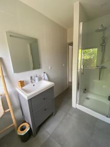 Un baño con lavabo, ducha y bañera. en La Casita, en Arès