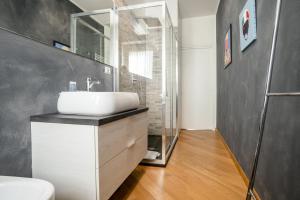 a bathroom with a sink and a shower at Elegante Bilocale in Zona Tortona in Milan
