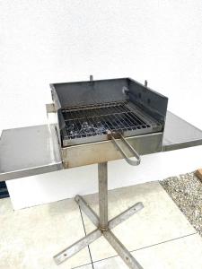 einen Grill auf einem Tisch in der Unterkunft Villa Palulova - maison 8 personnes - SPA in Plouescat