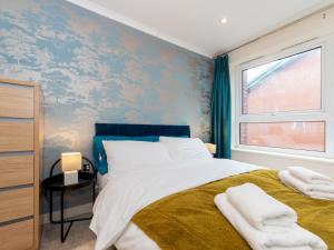 a bedroom with a large bed and a window at Pass the Keys Lovely Central Reading Flat in Reading