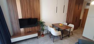 TV a/nebo společenská místnost v ubytování Apartmani Jovanovic - Rafailovici