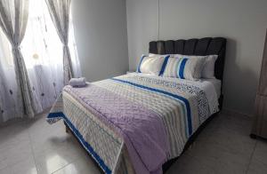 Postel nebo postele na pokoji v ubytování Habitación Privada en Kzona, Cerca al aeropuerto, Ideal para Escalas y Trámites + 1 fotografie