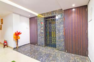 a hallway with a shower with a glass door at Super Hotel O Baguiati in Kolkata